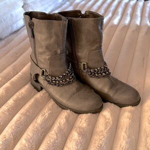 Boots with chain detail